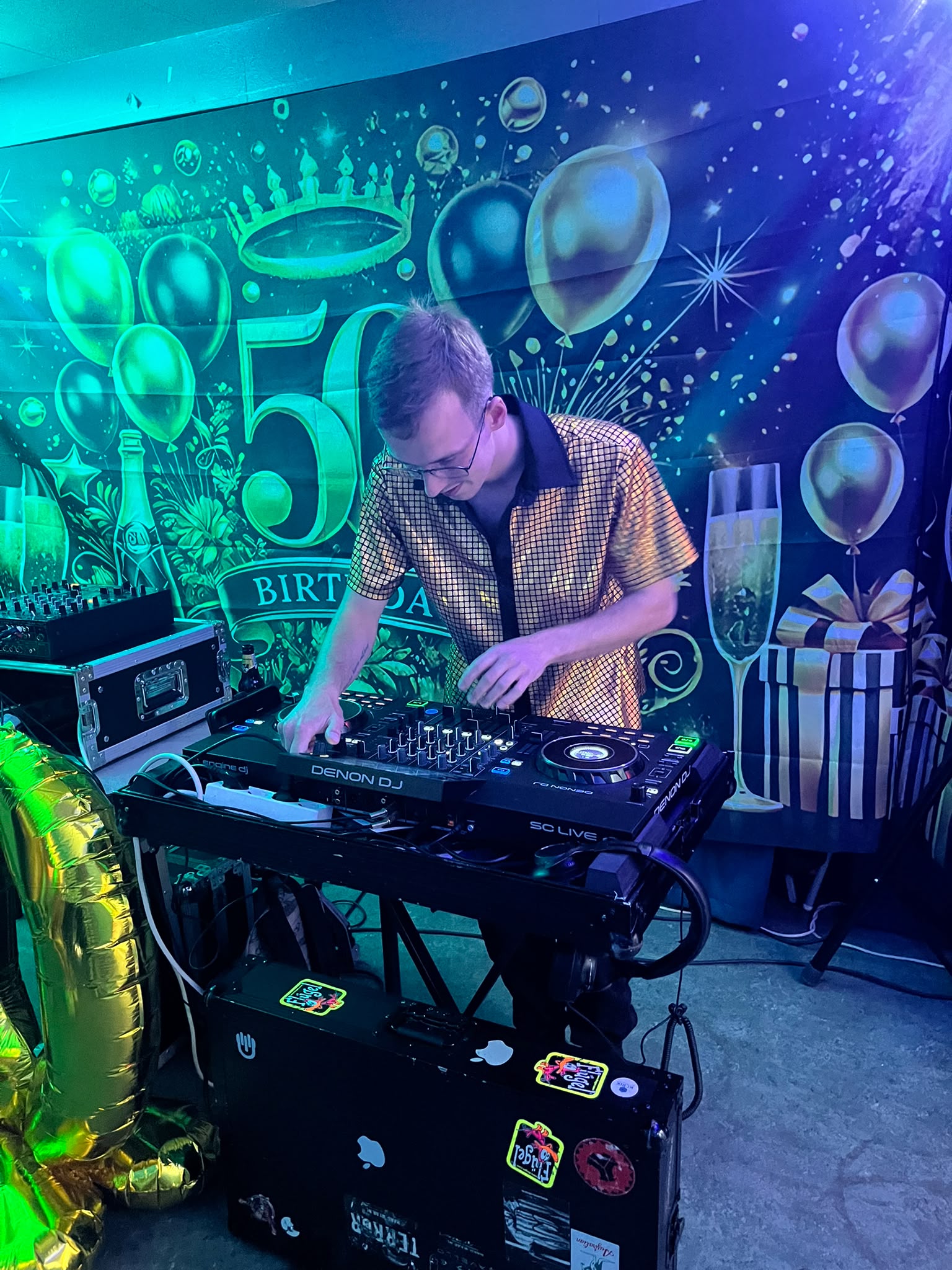 KCRIX draait muziek op een verjaardagsfeest