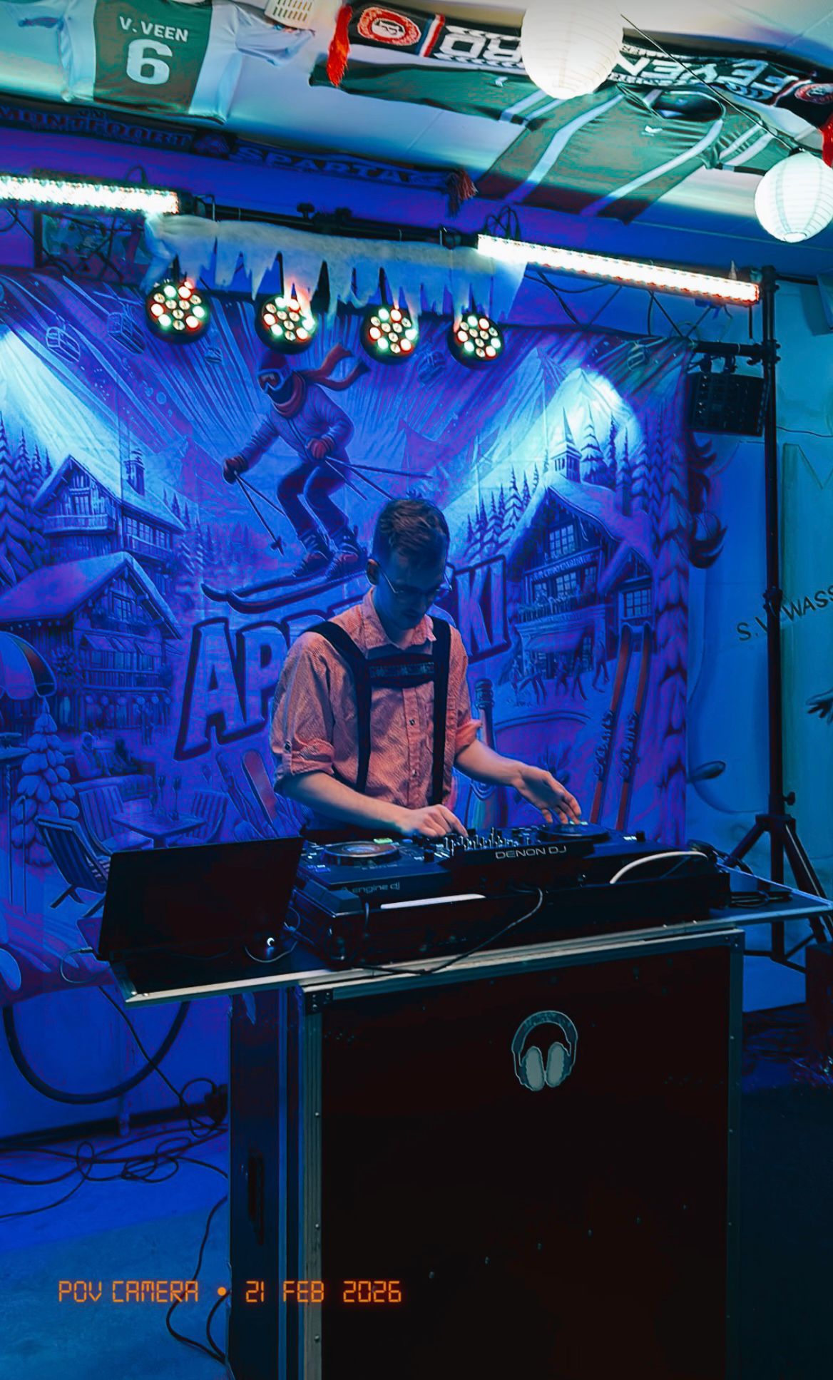 KCRIX achter de DJ-set tijdens een optreden
